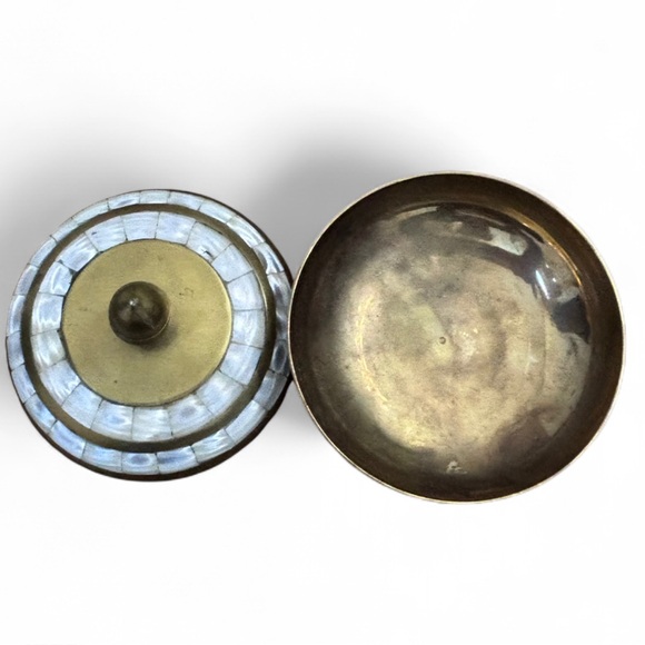 Brass and mother-of-pearl inlaid trinket box or incense burner - Picture 4 of 5